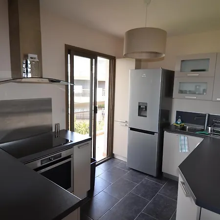 6 Personnes Avec Terrasse Et Piscine Quartier Fabron A Apartment *