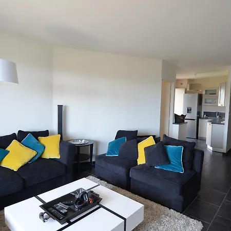 6 Personnes Avec Terrasse Et Piscine Quartier Fabron A Apartment *